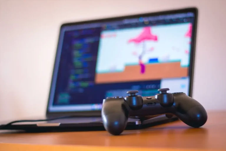 Gaming-laptop-with-gaming-controller